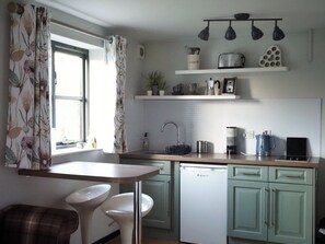 Fridge, microwave, stovetop, coffee/tea maker - Lakeside Studio, pet friendly (Colmworth)