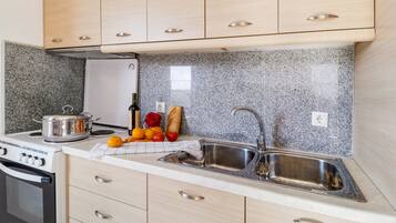 Coffee/tea maker, fridge, oven, stovetop