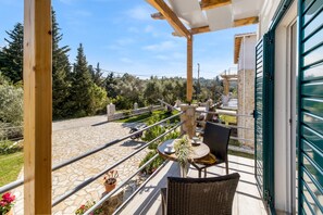 Outdoor dining - Gkountis Deluxe Apartment: Sea View, Shared Pool & Wi-Fi (Lefkadas)