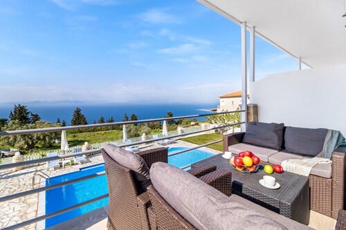 Gkountis Deluxe Apartment: Sea View, Shared Pool & Wi-Fi