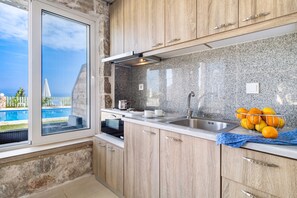 Refrigerador, horno, parrilla de estufa y cafetera y tetera 