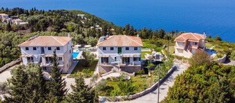 Vakantieappartement 'Gkountis stone apartment 3' met zeezicht, gedeeld zwembad & wifi