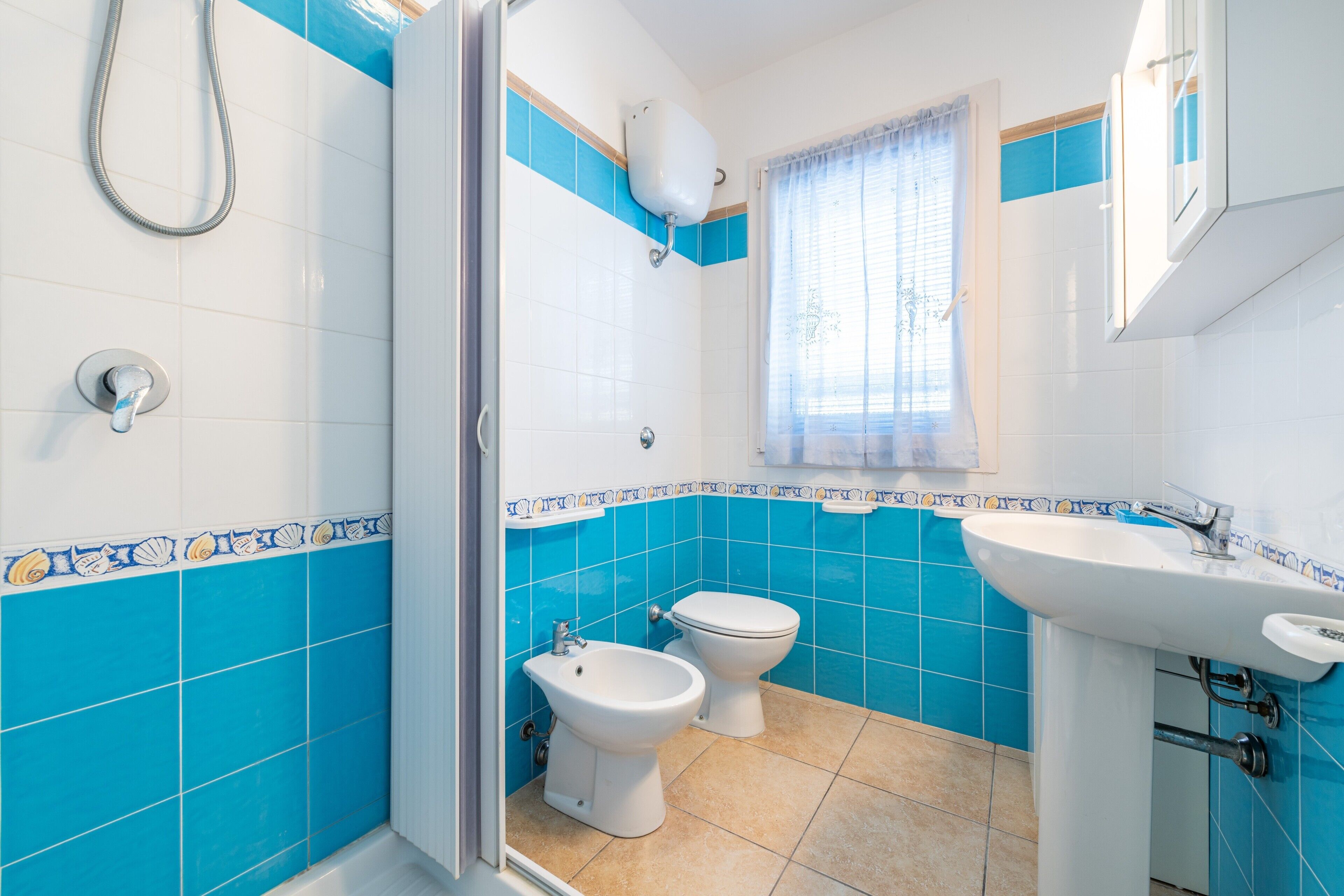 Een douche, een haardroger, handdoeken