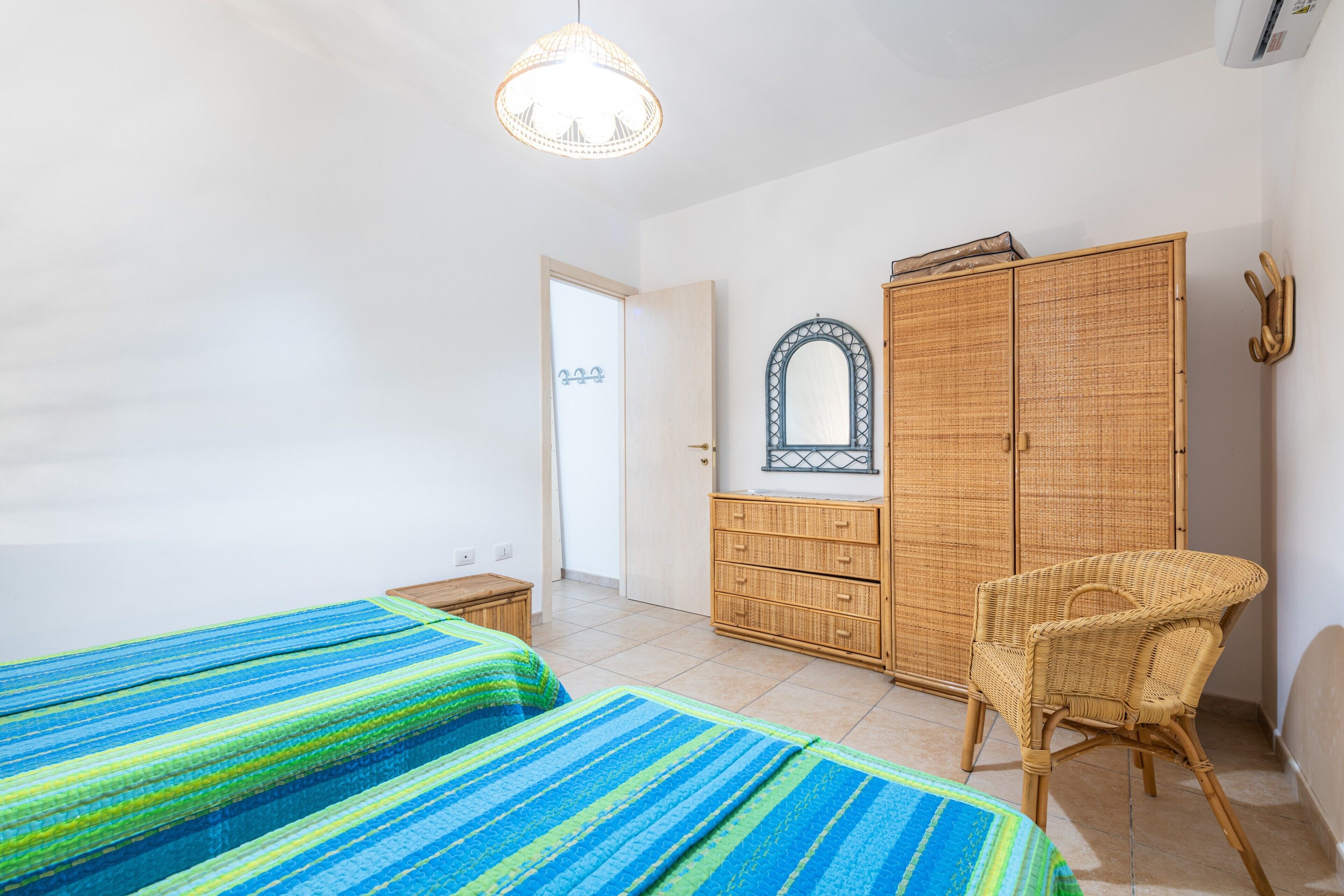 2 habitaciones, tabla de planchar con plancha y ropa de cama 