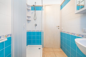 Douche, sĂšche-cheveux, serviettes fournies