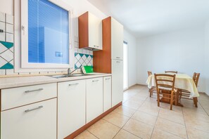 Frigorifero, microonde, piano cottura, macchina per tè/caffè