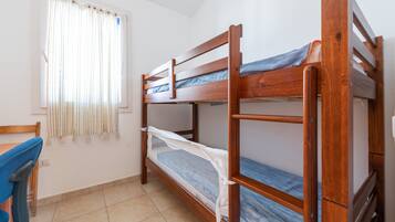 2 habitaciones, tabla de planchar con plancha y ropa de cama