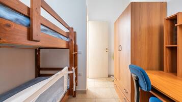 2 habitaciones, tabla de planchar con plancha y ropa de cama