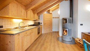 Una cucina in legno con piano cottura integrato, lavello e pensili.