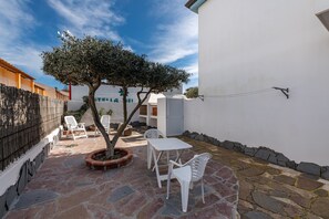 Outdoor dining - Holiday Home "Sottotorre 3" close to the Sea with Private Garden & A/C (Calasetta)