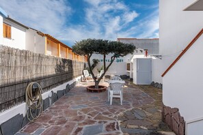 Outdoor dining - Holiday Home "Sottotorre 3" close to the Sea with Private Garden & A/C (Calasetta)