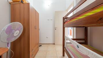 2 chambres, fer et planche Ă repasser, draps fournis