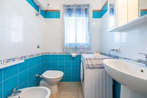 Shower, hair dryer, towels - Holiday Home "Sottotorre 3" close to the Sea with Private Garden & A/C (Calasetta)