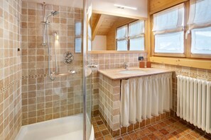 Bathtub, free toiletries, hair dryer, towels - Apartment 'Casa Francesca Maurizio' with Mountain View, Private Garden and Wi-Fi (Bormio)