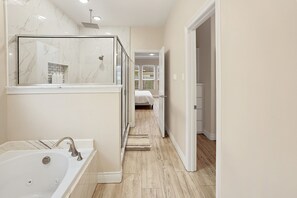 Ducha, bañera de hidromasaje, secador de pelo, toallas