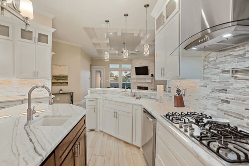 Luxury 4BR South CC! 15 Min to Beach, Fast WiFi, 6 Beds & Fireplace!