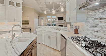 Luxury 4BR South CC! 15 Min to Beach, Fast WiFi, 6 Beds & Fireplace!