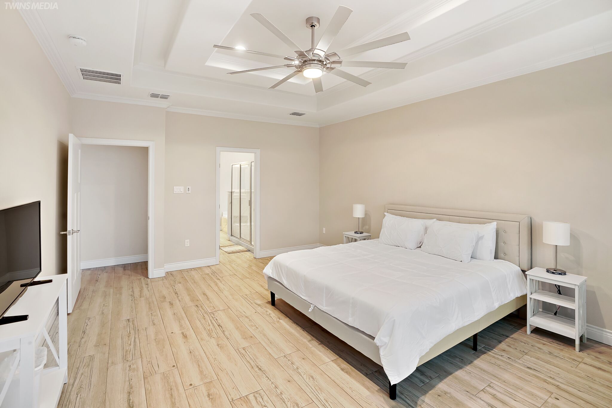 4 habitaciones, tabla de planchar con plancha y cuna de viaje 