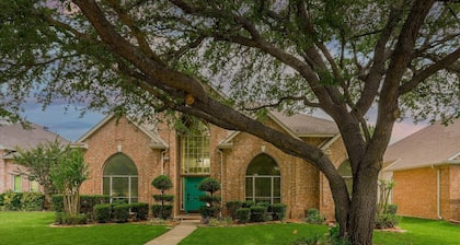 Luxurious Home w Cinema Room & Private Pool