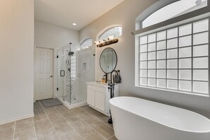 Bathtub, hair dryer, towels, shampoo - Luxurious Home w Cinema Room & Private Pool (Mesquite)
