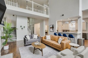 Televisión, chimenea, Netflix, futbolito
