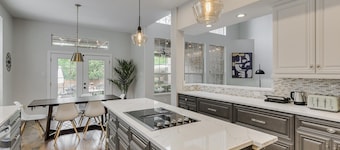 Luxurious Home w Cinema Room & Private Pool