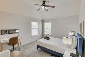 6 Schlafzimmer, Schreibtisch, Bügeleisen/Bügelbrett, WLAN