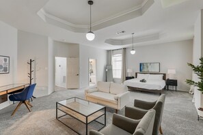 6 bedrooms, desk, iron/ironing board, WiFi