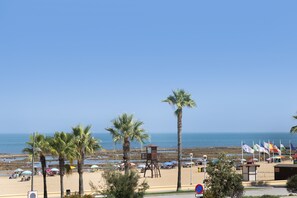 On the beach - Apartment "Chipiona, Cruz del Mar 1ª Línea" with Sea View, Terrace & Wi-Fi (Chipiona)