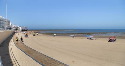 Apartamento "Chipiona, Cruz del Mar 1ª Línea" con vistas al mar, terraza y Wi-Fi