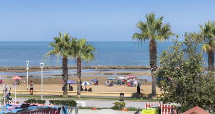 Appartement "Chipiona, Cruz del Mar 1ÂȘ LĂnea" avec vue sur mer, terrasse et Wi-Fi.
