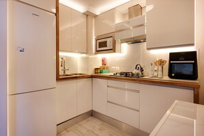 Réfrigérateur, micro-ondes, four, plaque de cuisson