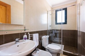 Bathtub, hair dryer, towels