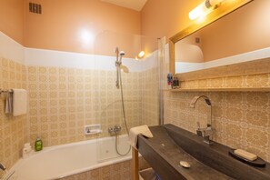 Badewanne, kostenlose Toilettenartikel, Haartrockner