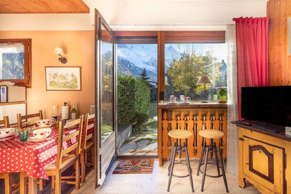 Dining - Apartment "Le Brévent Bat A" with Mountain View, Private Terrace & Wi-Fi (Chamonix-Mont-Blanc)