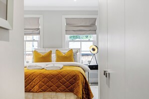 3 bedrooms, iron/ironing board, WiFi, bed sheets - LUXURY DUPLEX IN NEW DEVELOPMENT (London)
