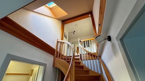 Doppelhaushälfte am See mit kleinem Garten umgeben von Natur