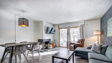 Televisión y chimenea