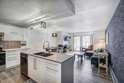 Claimjumper Condo - Hot Tub, Pool, Bus Route, Free Parking