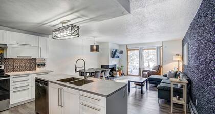 Claimjumper Condo - Hot Tub, Pool, Bus Route, Free Parking