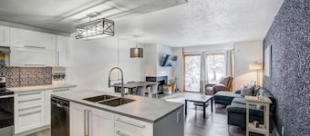 Claimjumper Condo - Hot Tub, Pool, Bus Route, Free Parking