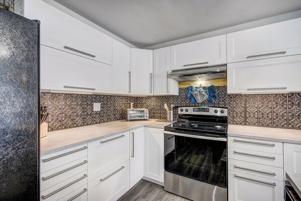 Kühlschrank, Mikrowelle, Ofen, Herdplatte