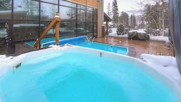 Tina de hidromasaje al aire libre