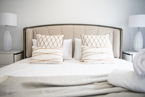 5 bedrooms, iron/ironing board, WiFi, bed sheets - Modern 5 Bedroom , 3 Bathroom Holiday Home with Sparkling Pool (Cannonvale)