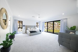 5 bedrooms, iron/ironing board, WiFi, bed sheets