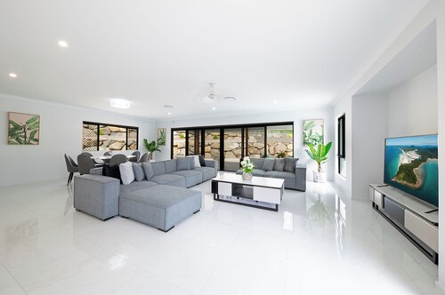 Modern 5 Bedroom , 3 Bathroom Holiday Home with Sparkling Pool