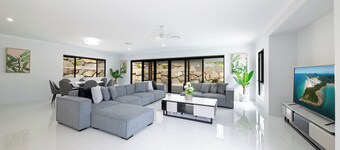 Modern 5 Bedroom , 3 Bathroom Holiday Home with Sparkling Pool