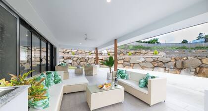 Modern 5 Bedroom , 3 Bathroom Holiday Home with Sparkling Pool