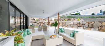 Modern 5 Bedroom , 3 Bathroom Holiday Home with Sparkling Pool