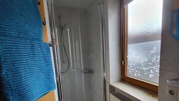 Douche, sĂšche-cheveux, serviettes fournies, savon